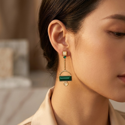 Aretes Colgantes Geométricos de Oro con Esmeralda