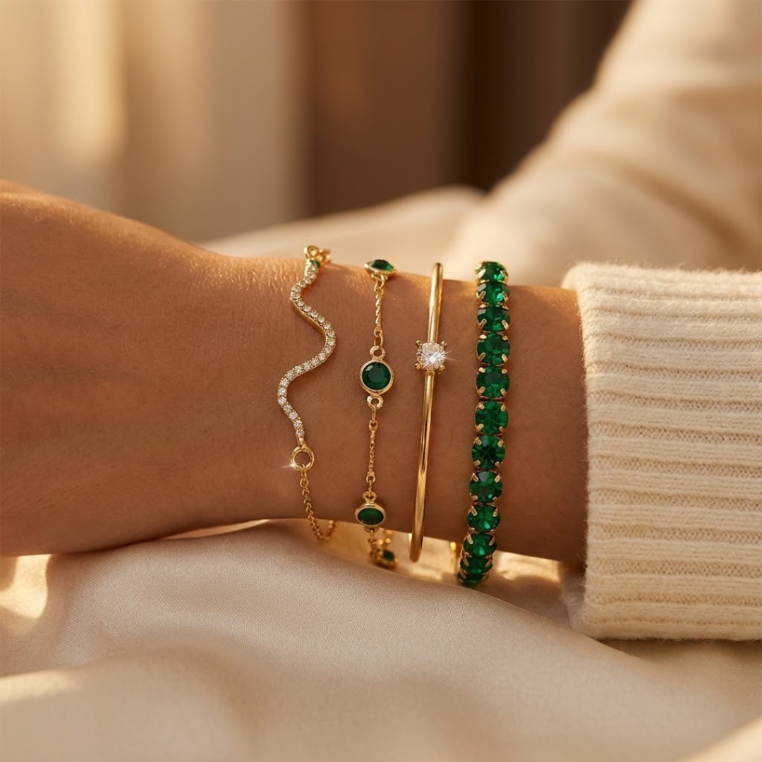 Kultainen rannekorusetti smaragdeilla