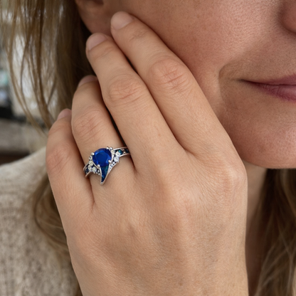 Virtaava safiirisormus