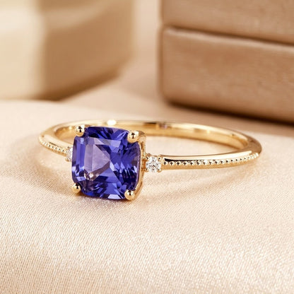 Anillo Solitario de Oro con Amatista