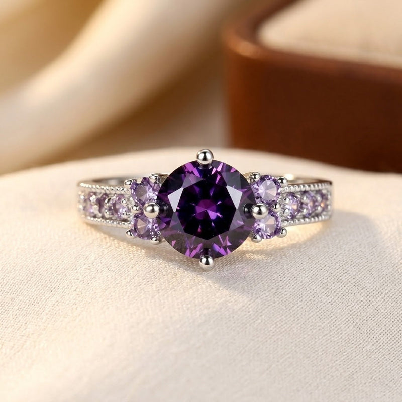 Anillo con Piedras Laterales de Plata y Amatista