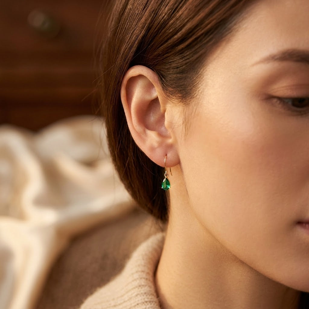 Aretes Colgantes Lágrima de Oro con Esmeralda